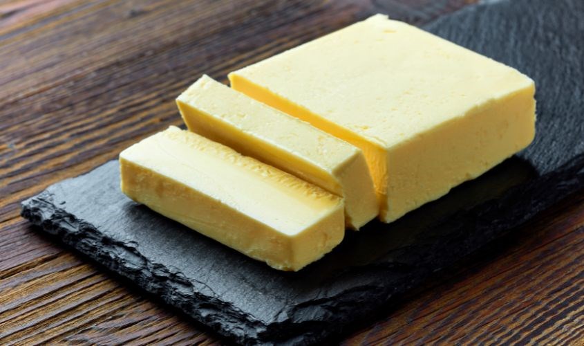Bơ ở nhiệt độ thường thường được cắt lát khi chế biến