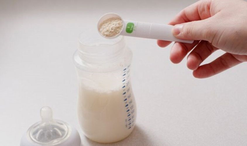 Mẹ nên pha bột lắc sữa cho bé theo liều lượng từ nhà sản xuất hướng dẫn