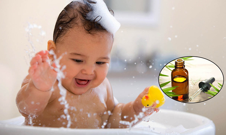 Nhỏ một vài giọt tinh dầu tràm vào nước để tắm cho bé giúp chống nấm và khử trùng